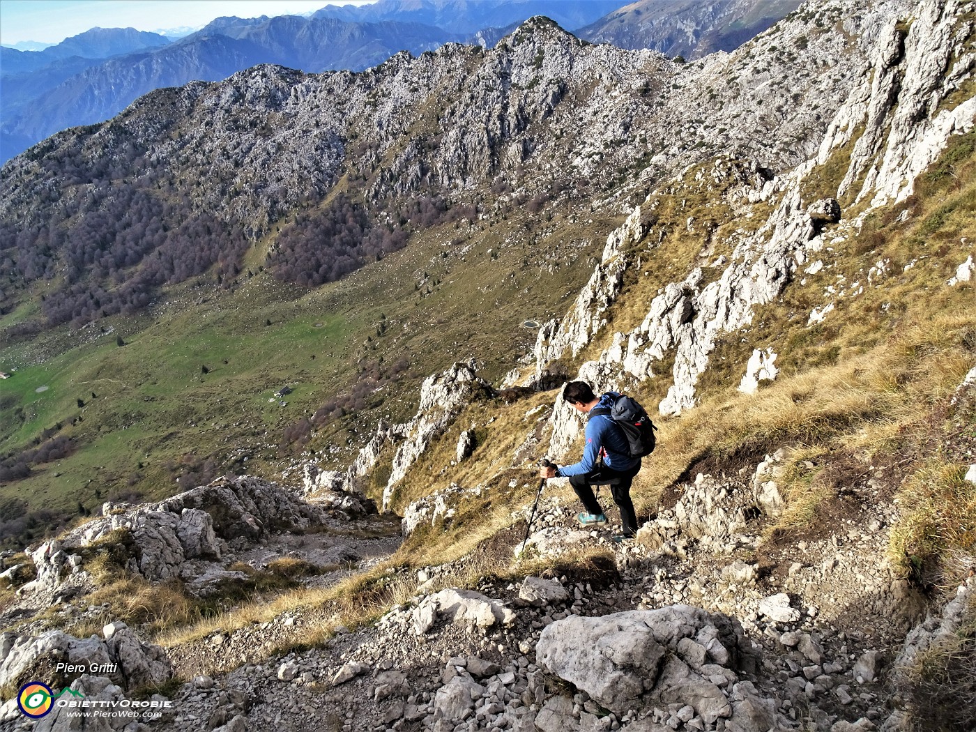 53 Scendiamo al Passo la Forca sul tormentato sentiero 501.JPG